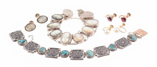 A CAMEO BRACELET AND EARRINGS EN SUITE