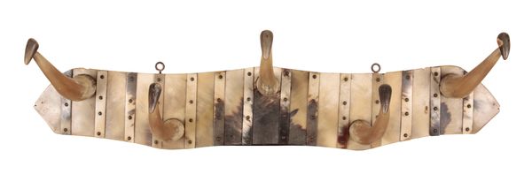 AN EDWARDIAN HORN WALL MOUNTED COAT AND HAT RACK