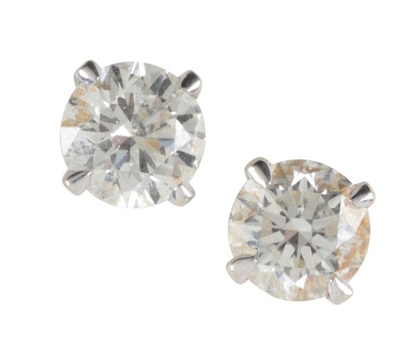 A PAIR OF ROUND BRILLIANT CUT DIAMOND EAR STUDS