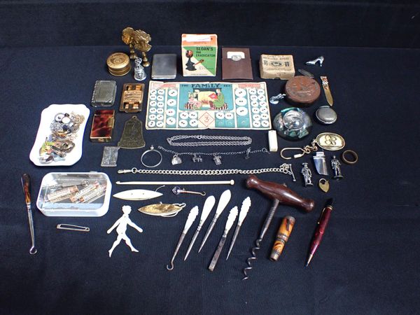 A QUANTITY OF VINTAGE SEWING ACCESSORIES