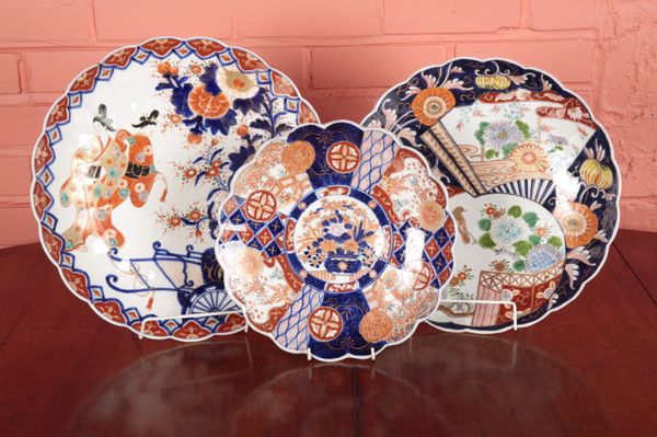 A GROUP OF THREE JAPANESE IMARI CHARGERS