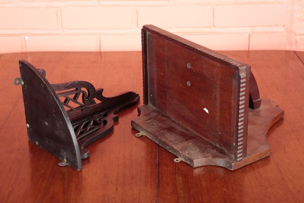 A REGENCY STYLE MAHOGANY AND BRASS INLAID WALL BRACKET