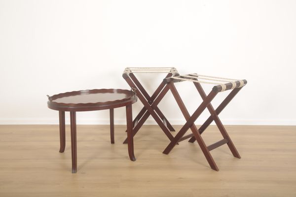 A MAHOGANY OVAL COFFEE TABLE OF GEORGIAN STYLE