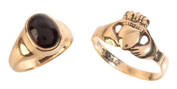 A GARNET SIGNET RING