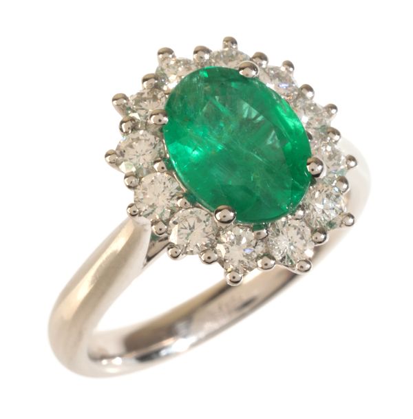 AN EMERALD AND DIAMOND CLUSTER RING