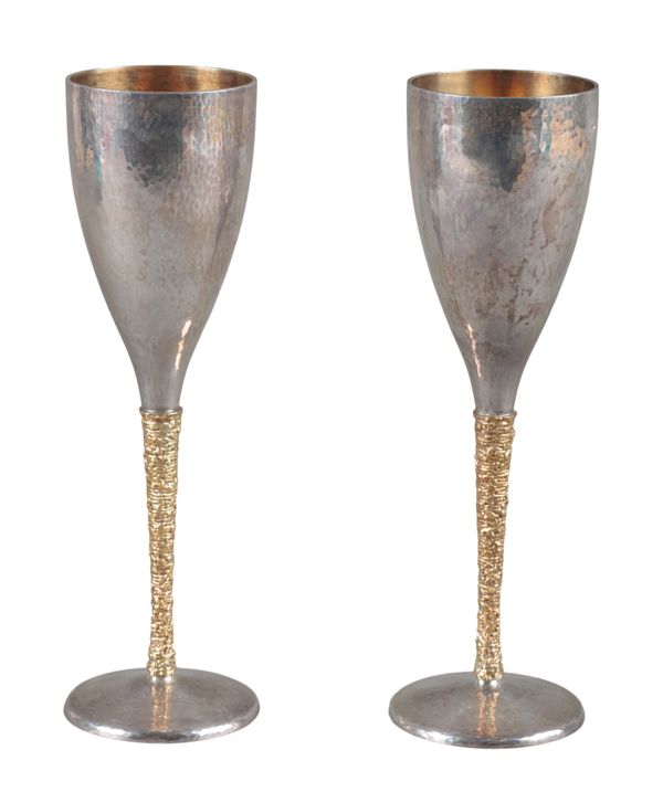 STUART DEVLIN: A PAIR OF ELIZABETH II SILVER CHAMPAGNE FLUTES