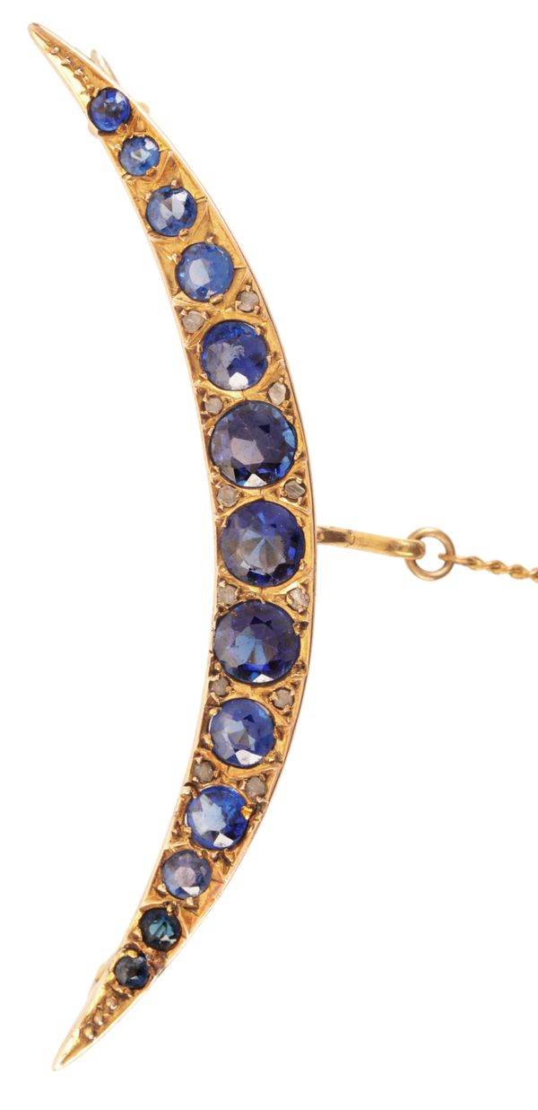 AN ANTIQUE SAPPHIRE AND DIAMOND CRESCENT BROOCH