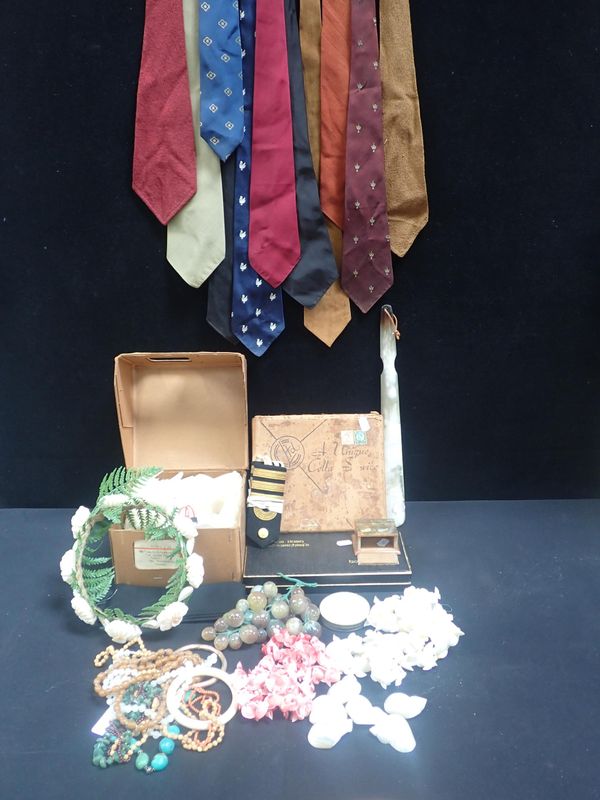 BOXED GENTLEMEN'S COLLARS AND HANDKERCHIEFS