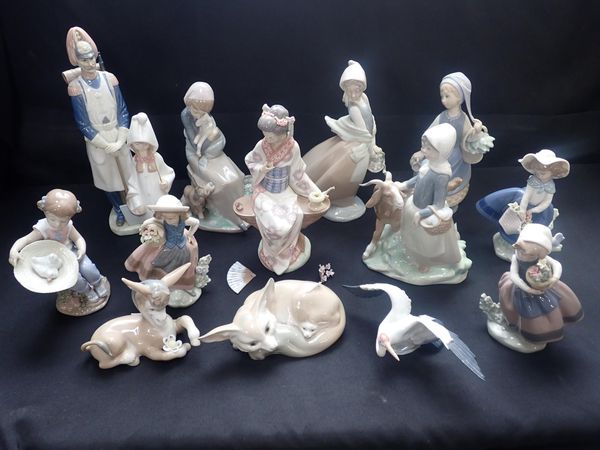 A COLLECTION OF LLADRO FIGURINES