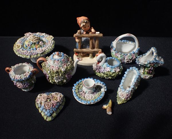 A COLLECTION OF EARLY 19th CENTURY FLOWER ENCRUSTED POTTERY