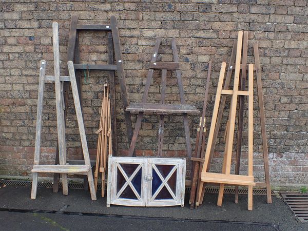 A GROUP OF SEVEN VINTAGE ARTISTS EASELS