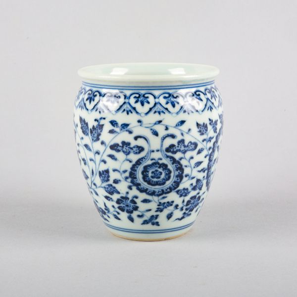 A CHINESE PORCELAIN BLUE AND WHITE VASE