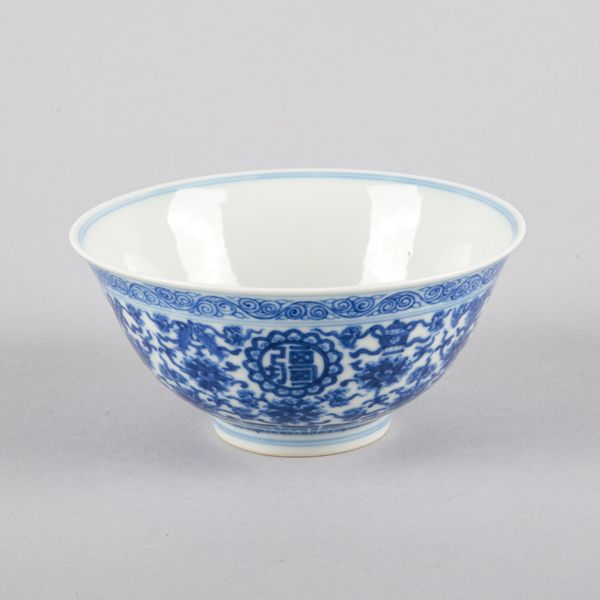 A CHINESE PORCELAIN BLUE AND WHITE 'BAJIXIANG' BOWL