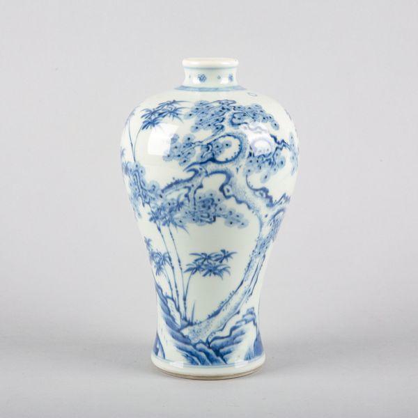 A CHINESE PORCELAIN BLUE AND WHITE MEIPING VASE