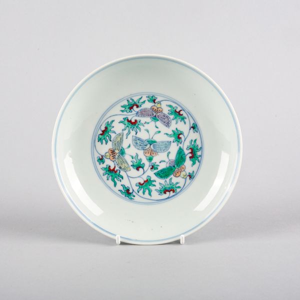 A CHINESE PORCELAIN DOUCAI DISH