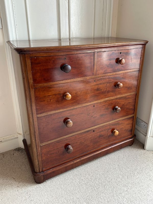 A VICTORIAN MAHOGANY CHEST OF DRAWERS