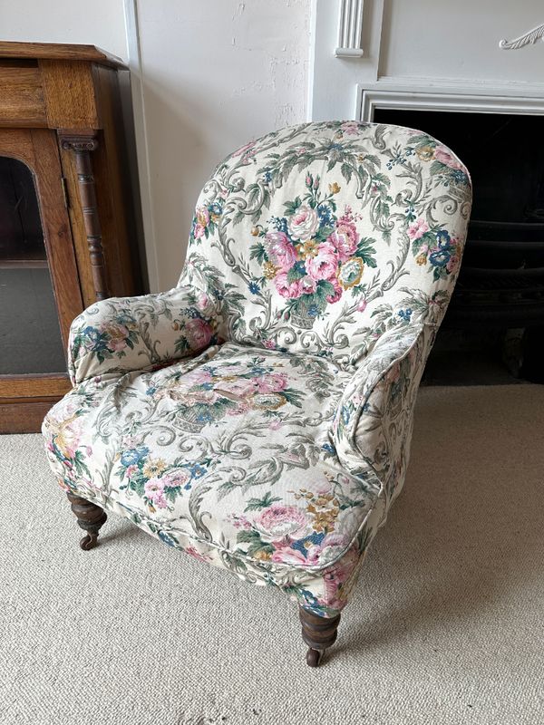 A VICTORIAN MAHOGANY ARMCHAIR