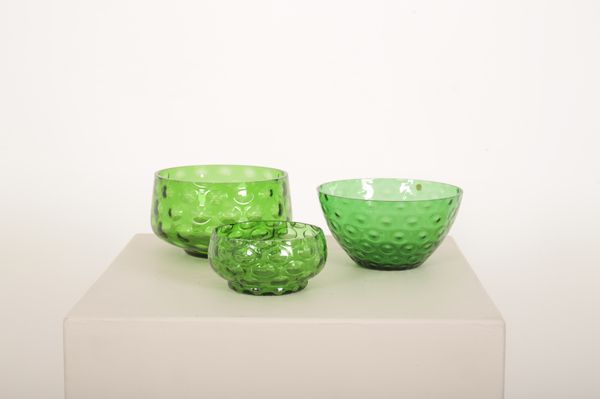 BOHEMIA GLASS: AN EMERALD GREEN CIRCULAR BOWL