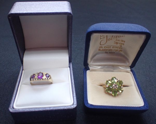 AN 18ct GOLD DRESS RING, SET WITH THREE STONES