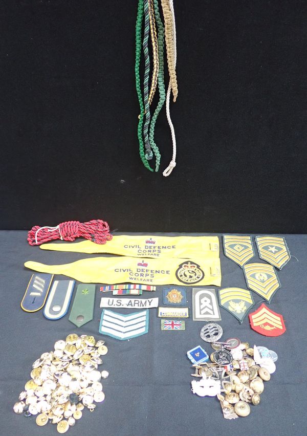 A COLLECTION OF MILITARY BUTTONS, BADGES