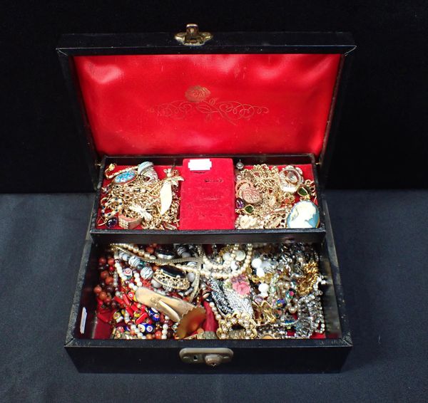 A COLLECTION OF COSTUME JEWELLERY