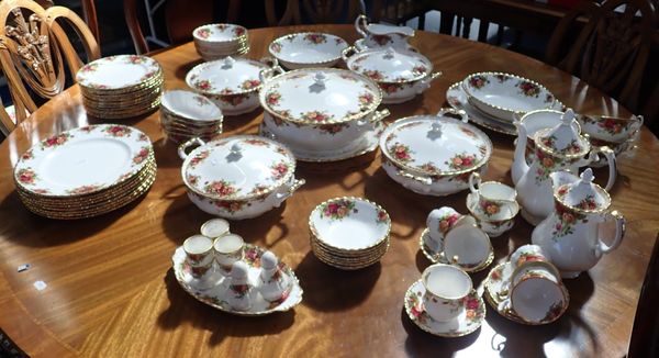 A QUANTITY OF ROYAL ALBERT 'OLD COUNTRY ROSES' DINNER WARE