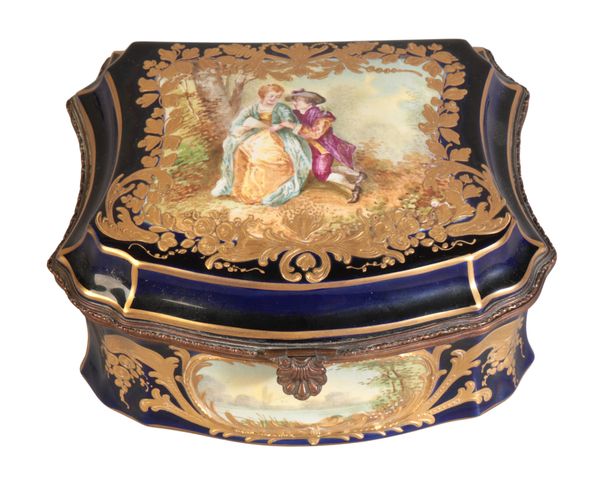 A FRENCH ORMOLU MOUNTED SOFT PASTE PORCELAIN JEWELLERY CASKET