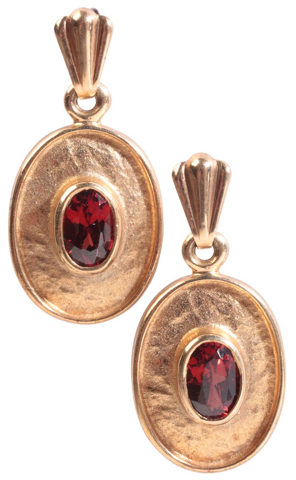 A PAIR OF GARNET DROP EARRINGS