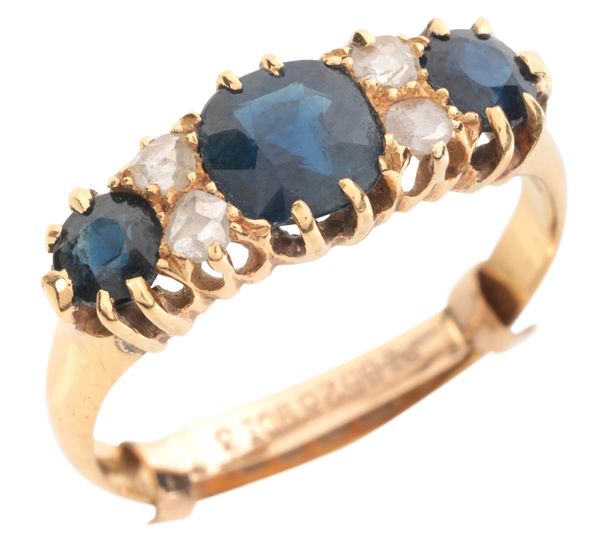 AN ANTIQUE SAPPHIRE AND DIAMOND RING