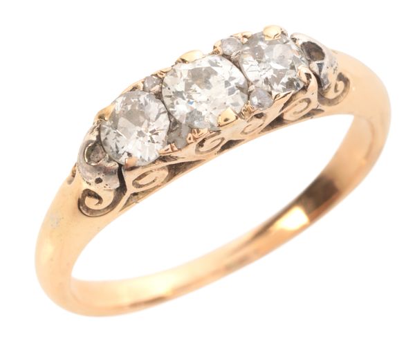 AN ANTIQUE DIAMOND THREE STONE RING