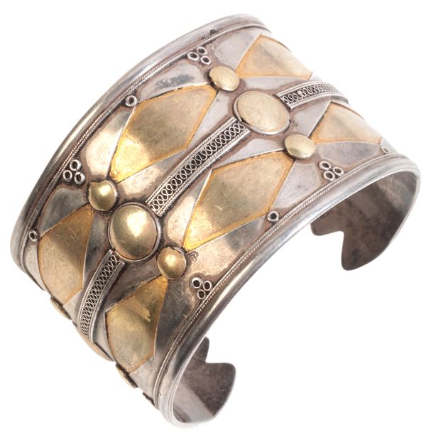 A TWO-TONE CUFF BRACELET