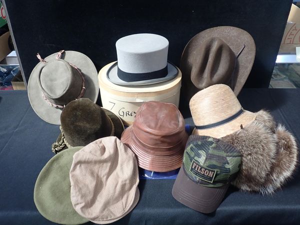 A QUANTITY OF GENTLEMENS' HATS