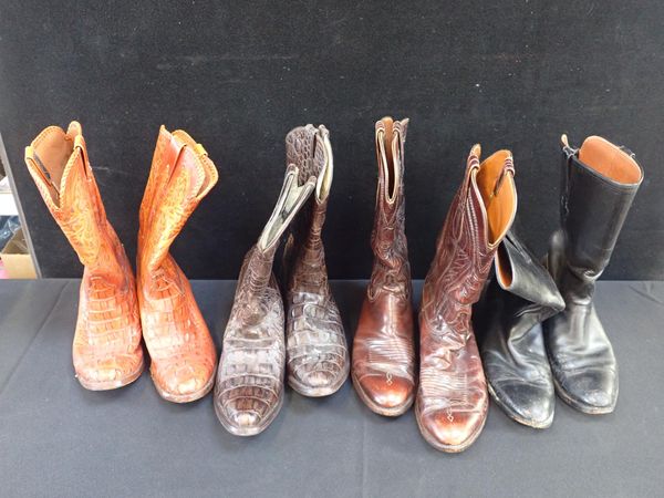 A PAIR OF BROWN CROCODILE SKIN COWBOY BOOTS