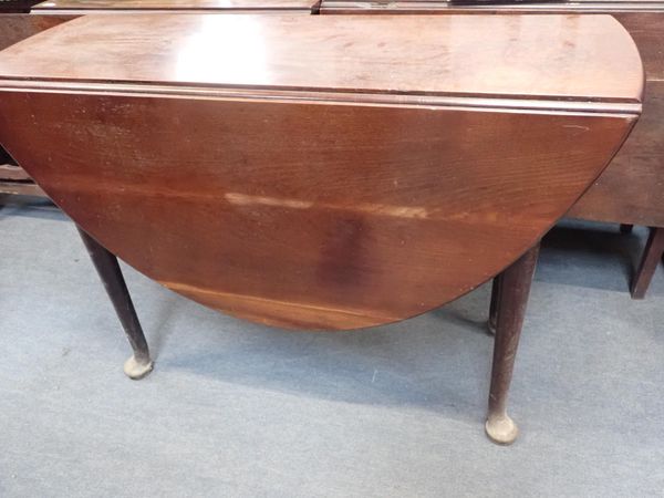 A GEORGE III MAHOGANY OVAL DROP-LEAF TABLE