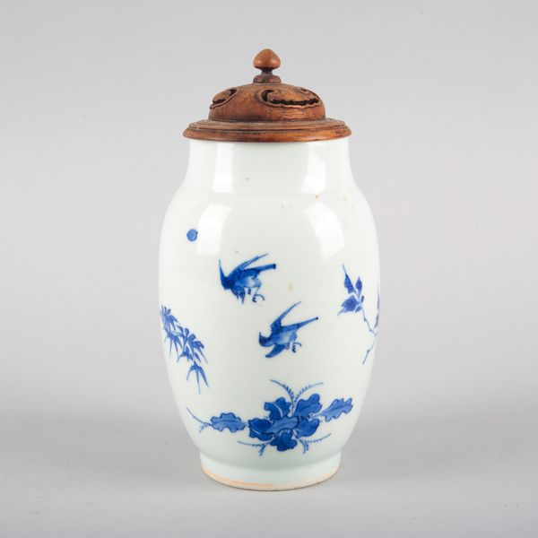 A CHINESE PORCELAIN BLUE AND WHITE JAR