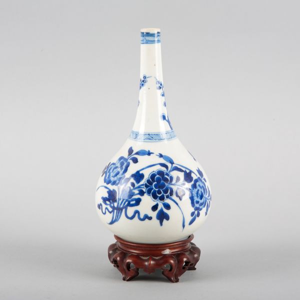 A CHINESE PORCELAIN BLUE AND WHITE BOTTLE VASE