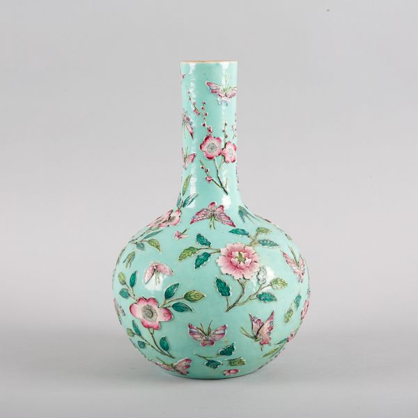 A CHINESE PORCELAIN FAMILLE ROSE BOTTLE VASE