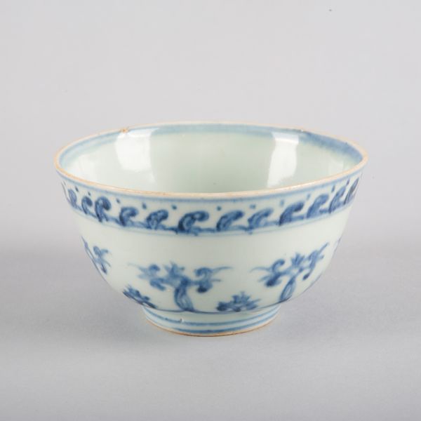 A CHINESE PORCELAIN BLUE AND WHITE BOWL