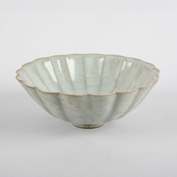 A CHINESE CRACKLE GLAZED 'CHRYSANTHEMUM' BOWL