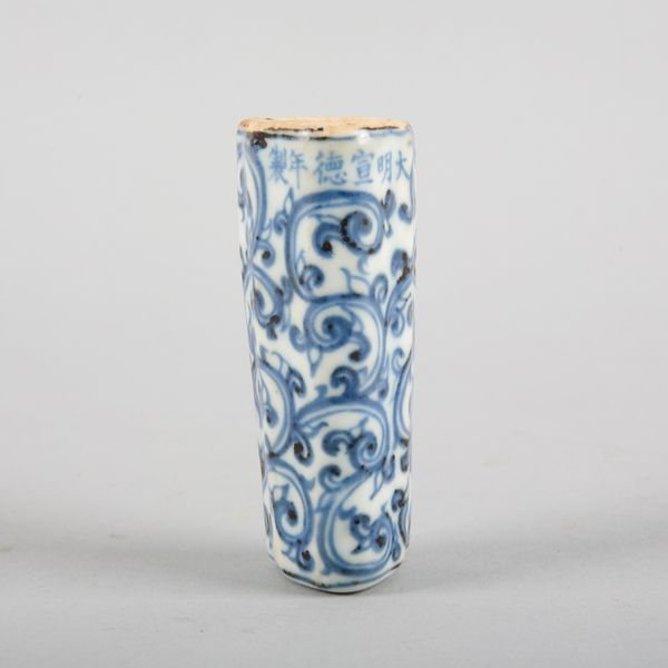 A CHINESE PORCELAIN BLUE AND WHITE BIRD FEEDER