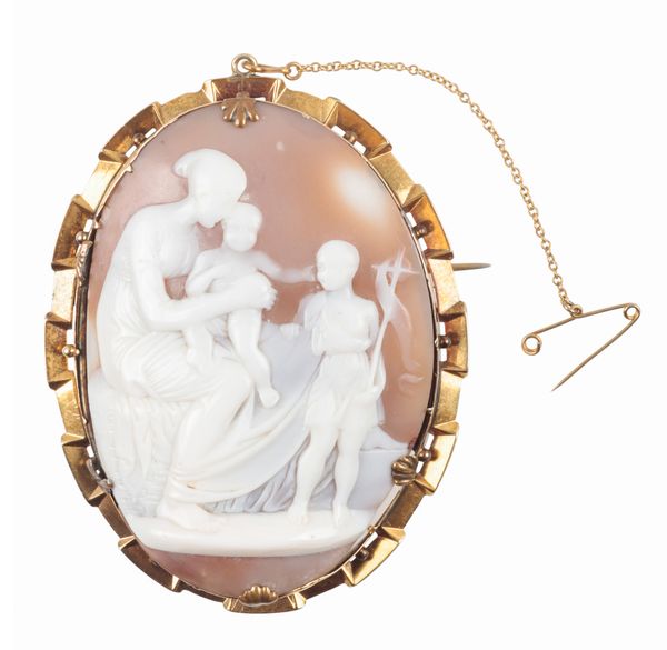 A LARGE VICTORIAN SHELL CAMEO BROOCH