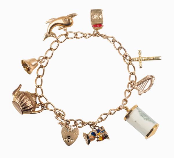 A 9CT YELLOW GOLD CHARM BRACLET
