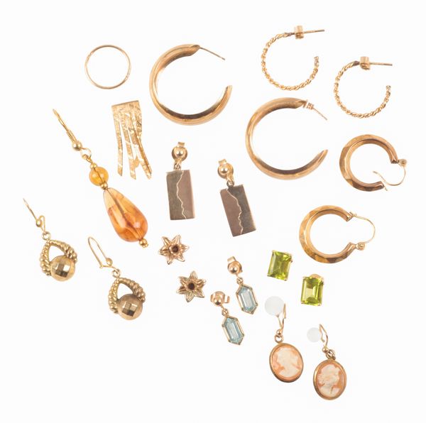 A COLLECTION OF STUD EARRINGS