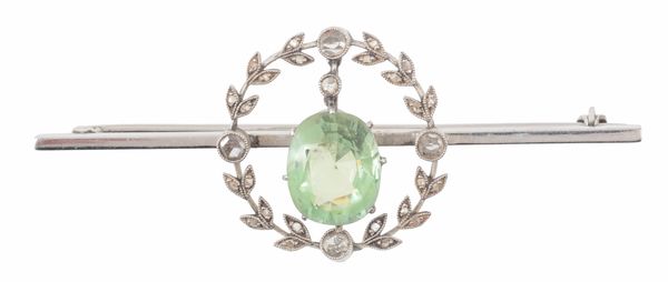AN AQUAMARINE AND DIAMOND BAR BROOCH