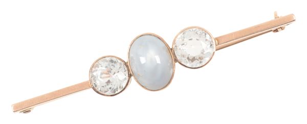 A STAR SAPPHIRE AND WHITE SAPPHIRE BAR BROOCH