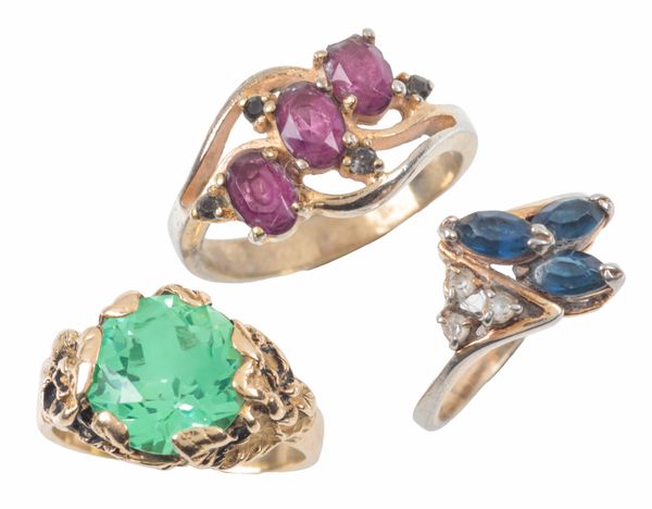 A SYNTHETIC CORUNDUM DRESS RING