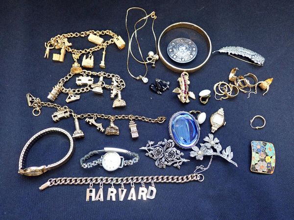 A COLLECTION OF COSTUME JEWELLERY