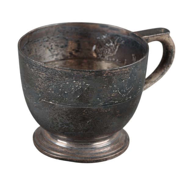 A GEORGE V SILVER MUG