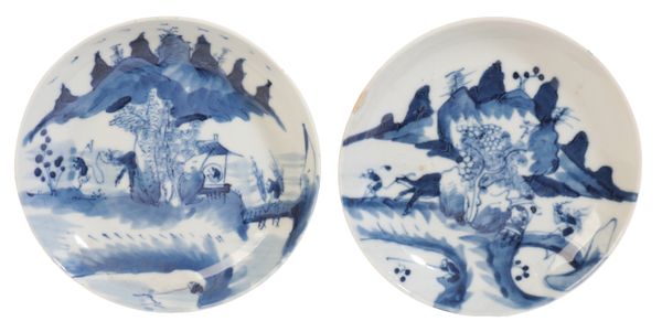 A PAIR OF CHINESE PORCELAIN BLUE AND WHITE SAUCERS