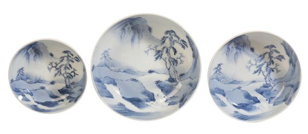 A GRADUATED SET OF THREE JAPANESE PORCELAIN BLUE AND WHITE BOWLS